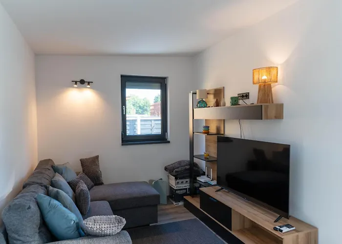 Tan'n'baum Jacuzzi House